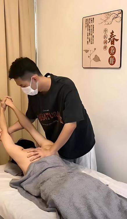 操 美女老师的相关介绍