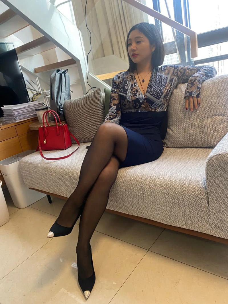 人妻宾馆自拍偷拍视角画面泄露风险警示，卧室隐蔽摄像头检测方法需知