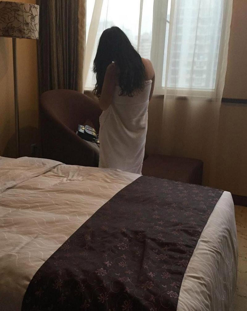 美女老师被爆操的相关介绍